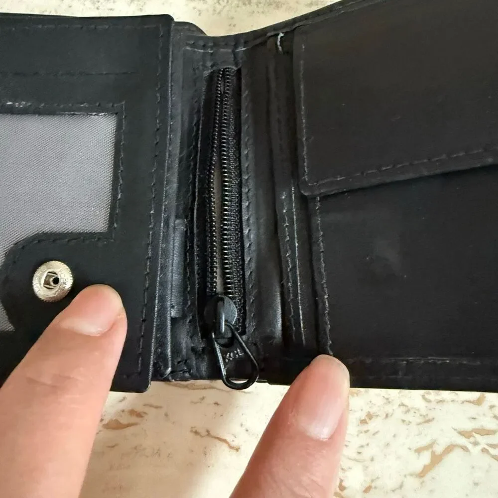 Black leather Men’s bifold wallet Mclean leather center *please read description